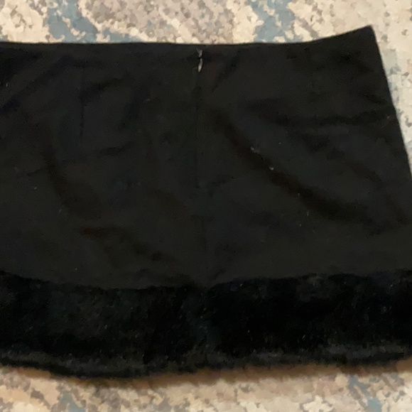 Knit mini skirt with faux fur trim - Picture 2 of 5